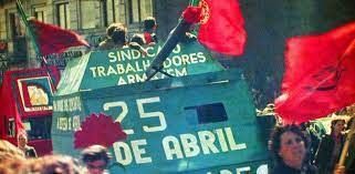 Imágenes de la Revolución de los Claveles en Portugal.