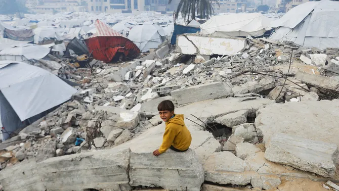 Niño palestino en las ruinas de Gaza.